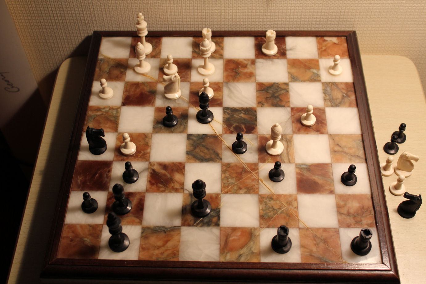 愛用するチェス駒と盤（アッシジのチェス盤と1950年頃の骨で出来たチェス駒）